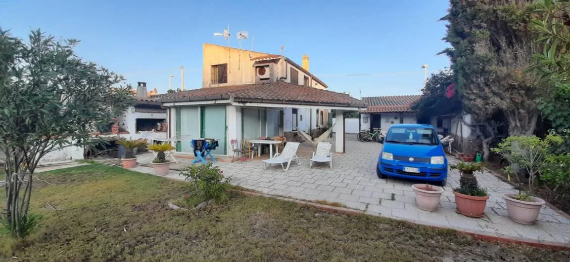 Villa mit Garten und Grill