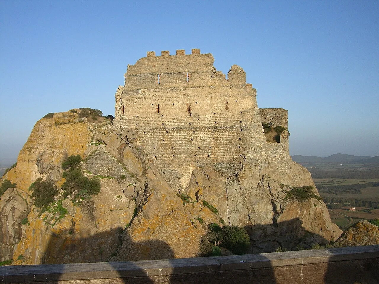 I ruderi in pietra del mastio del Castello di Acquafredda