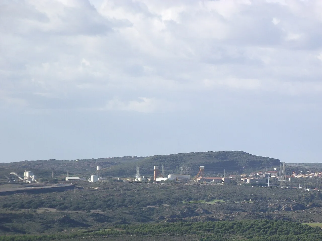 Veduta panoramica dall'alto della Miniera di carbone Carbosulcis a Nuraxi Figus, in Sardegna.