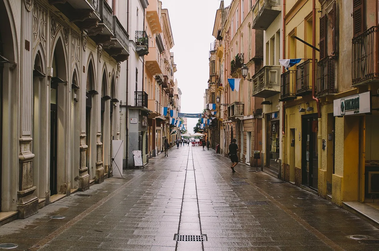 Facciate colorate dei palazzi storici lungo Corso Matteotti nel centro di Iglesias