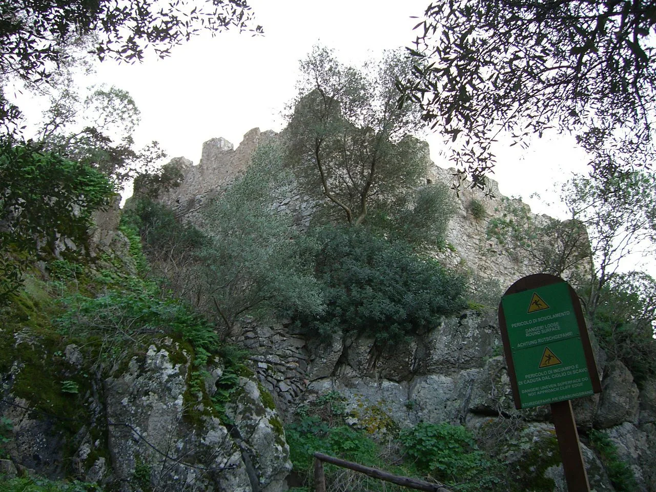 Il sentiero di salita tra le rocce verso il Castello di Acquafredda