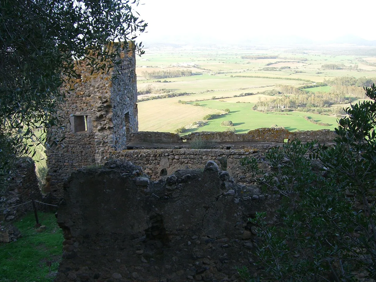 La torre di guardia del Castello di Acquafredda affacciata sulla pianura di Siliqua