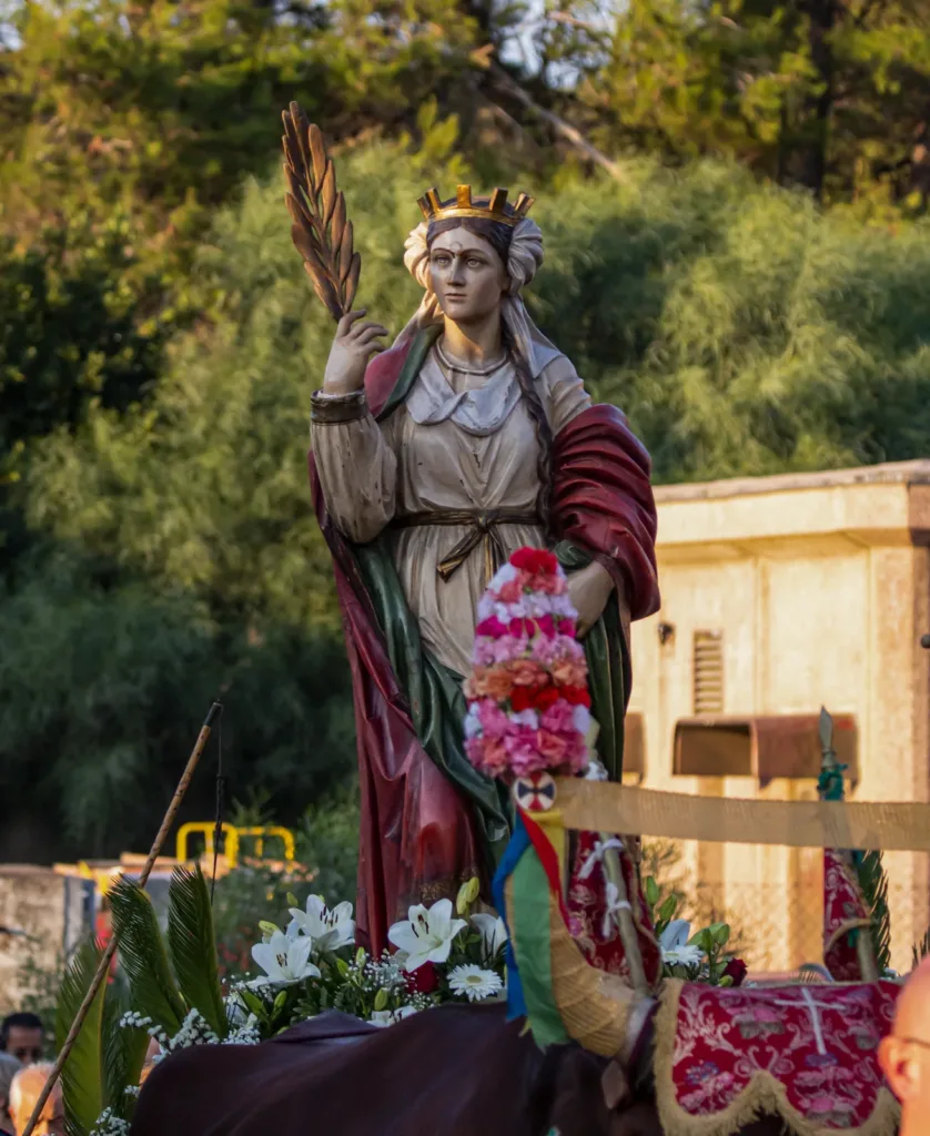 Il simulacro di Santa Barbara durante una processione a Bacu Abis.