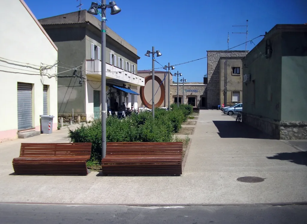 La piazza del cineteatro di Bacu Abis, fra edifici e spazi di incontro.