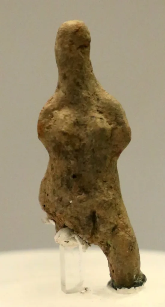 Figura femminile proveniente da Cannas di Sotto, esposta al Museo archeologico Villa Sulcis.