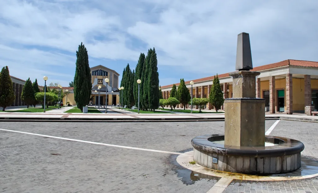Piazza Venezia con la chiesa del Sacro Cuore sul fondo e i portici laterali.