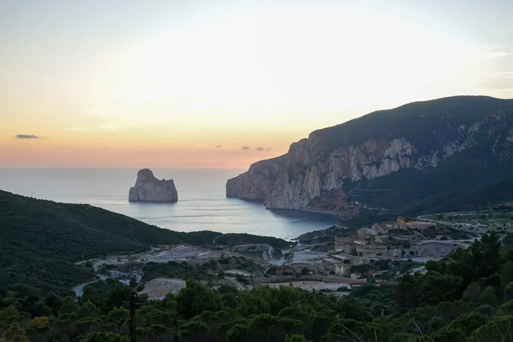 Il paesaggio minerario di Masua e la scogliera che ospita Porto Flavia: una veduta del contesto costiero.