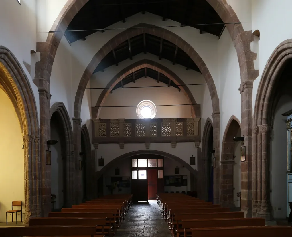 Navata e cantoria di San Francesco, viste in direzione dell’ingresso.
