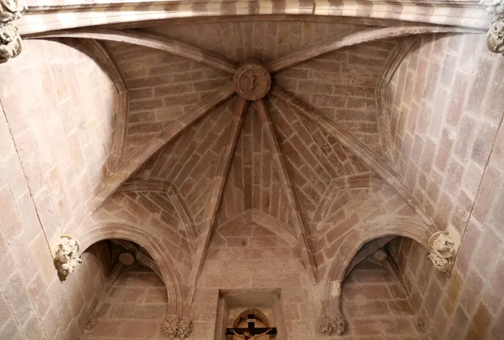 Nervature e chiave centrale della volta del presbiterio di San Francesco.