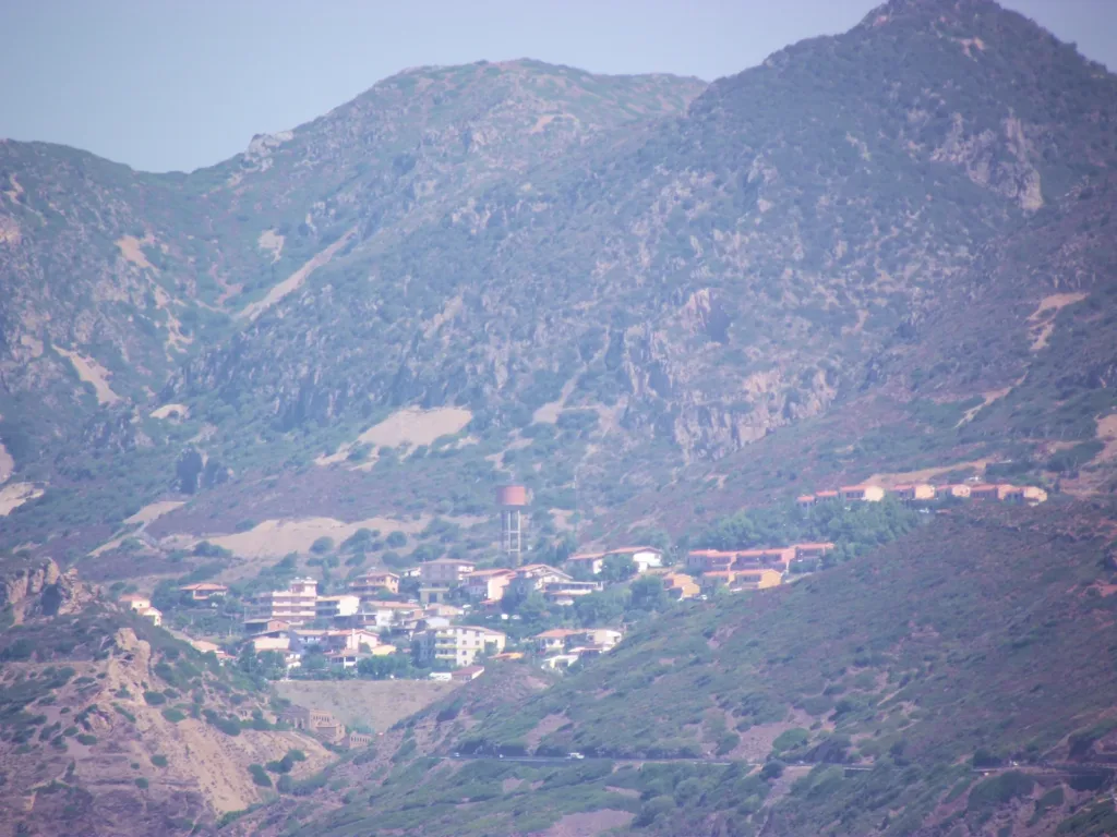 Il paese di Nebida visto dalla costa di Gonnesa: il contesto abitato della laveria.