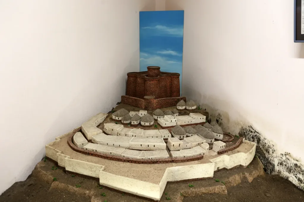 Modello di ricostruzione ipotetica della fortezza del Nuraghe Sirai intorno al 550 a.C., esposto a Villa Sulcis.