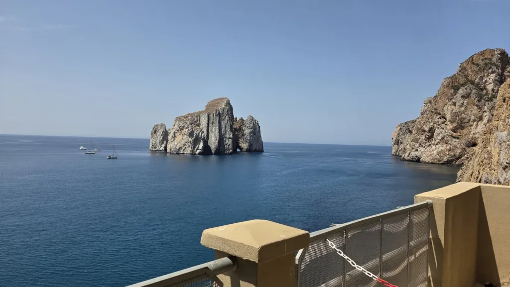 Il calcare chiaro del Pan di Zucchero in una veduta dalla costa di Masua.
