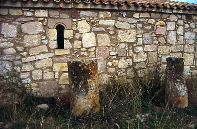 La parete meridionale e i fusti riutilizzati presso Santa Maria di Flumentepido, fotografia del 1994.
