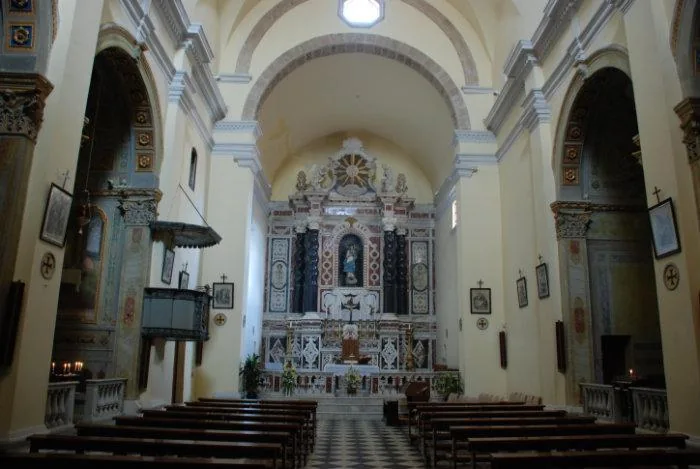 Interno della Purissima con archi laterali e altare sul fondo