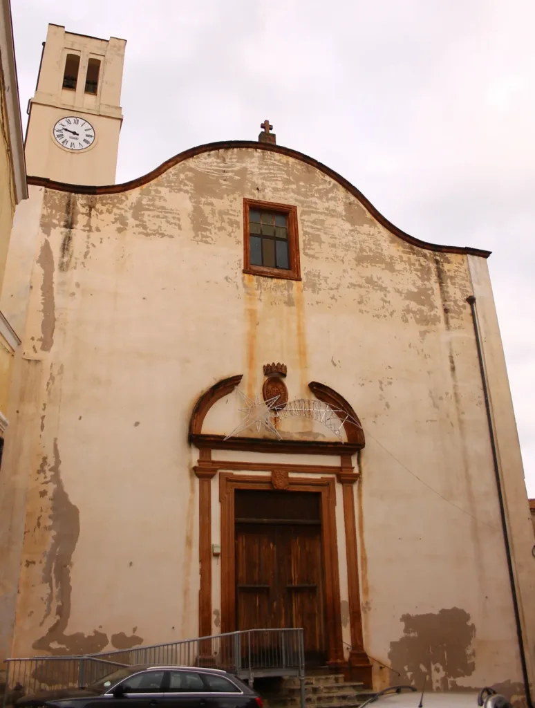 Portale incorniciato da pietra rossastra sulla facciata della Purissima