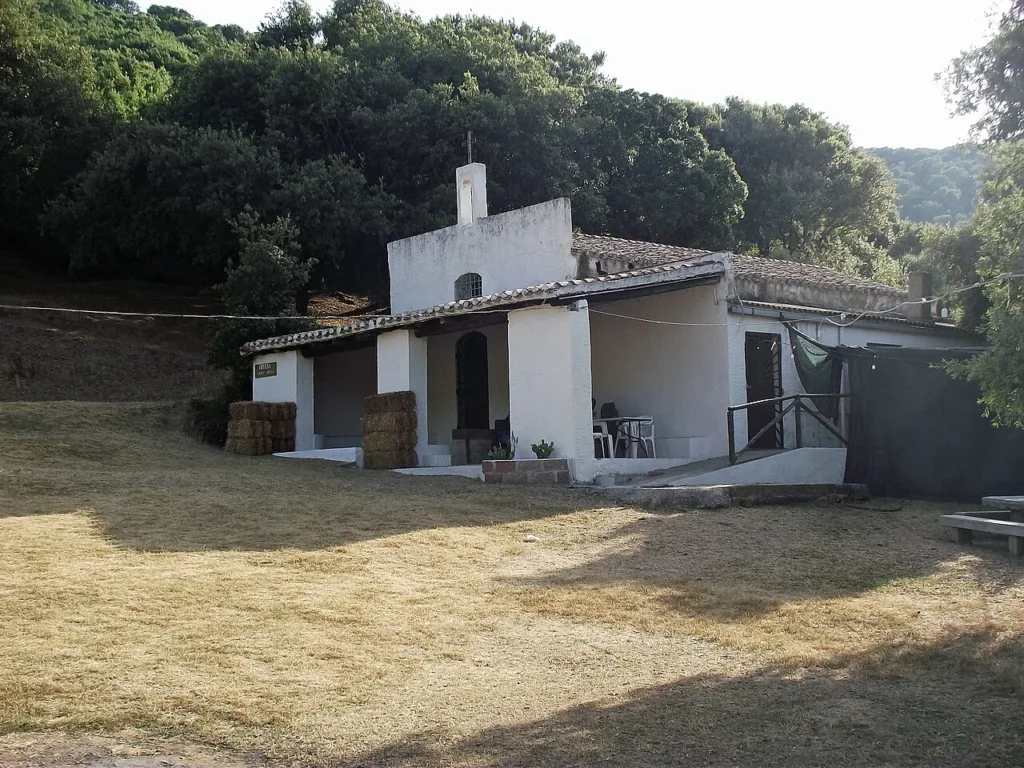 Portico e piccolo campanile della chiesa di Santa Lucia a Sirri