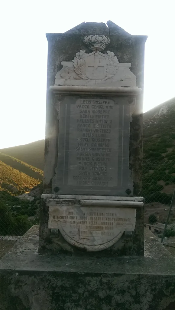 Stele commemorativa con nomi incisi ad Acquaresi