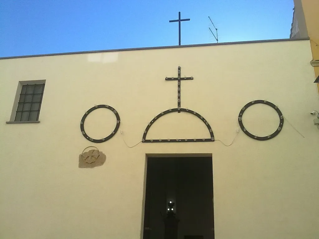 Ingresso e croci sulla facciata della chiesa di San Michele a Iglesias