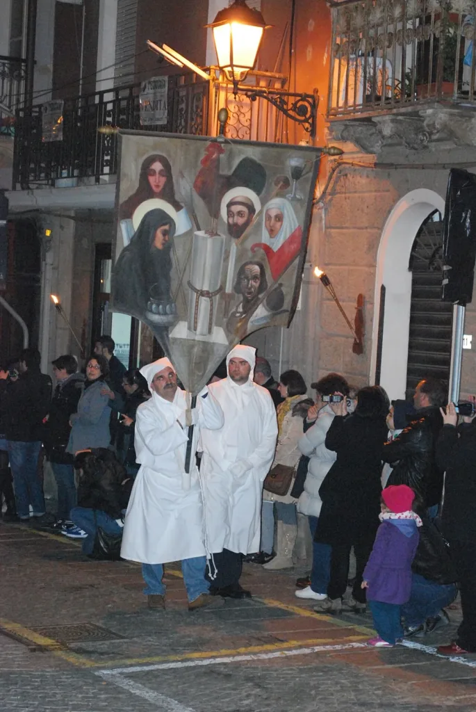 Stendardo dipinto portato in processione nelle vie di Iglesias