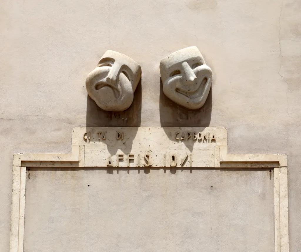 Maschera tragica e maschera comica sulla facciata del Teatro Centrale