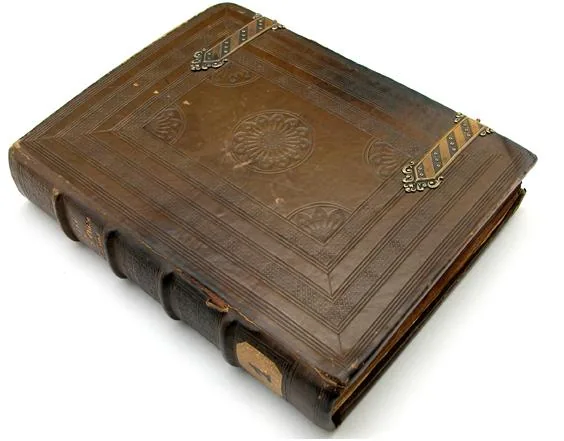 Coperta decorata del Breve di Villa di Chiesa con fermagli metallici