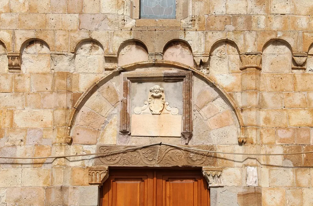 Portale scolpito e lapide sopra la porta della Madonna delle Grazie