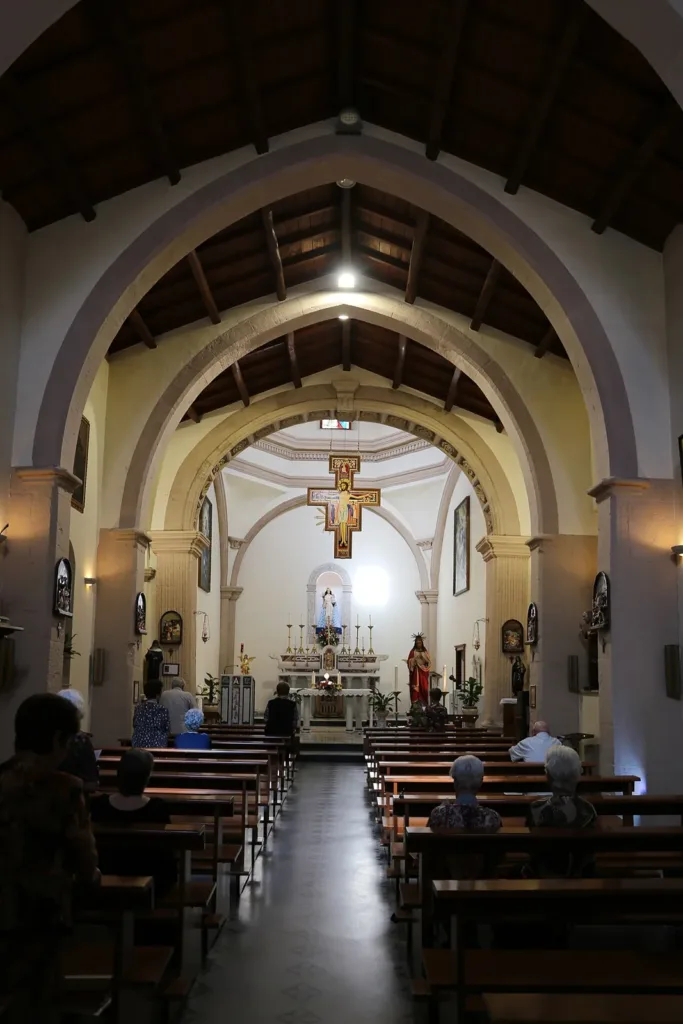 Navata della Madonna delle Grazie con archi appuntiti e tetto ligneo