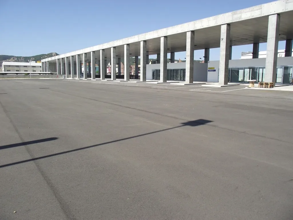 Piazzale autobus e pilastri del Centro intermodale di Carbonia