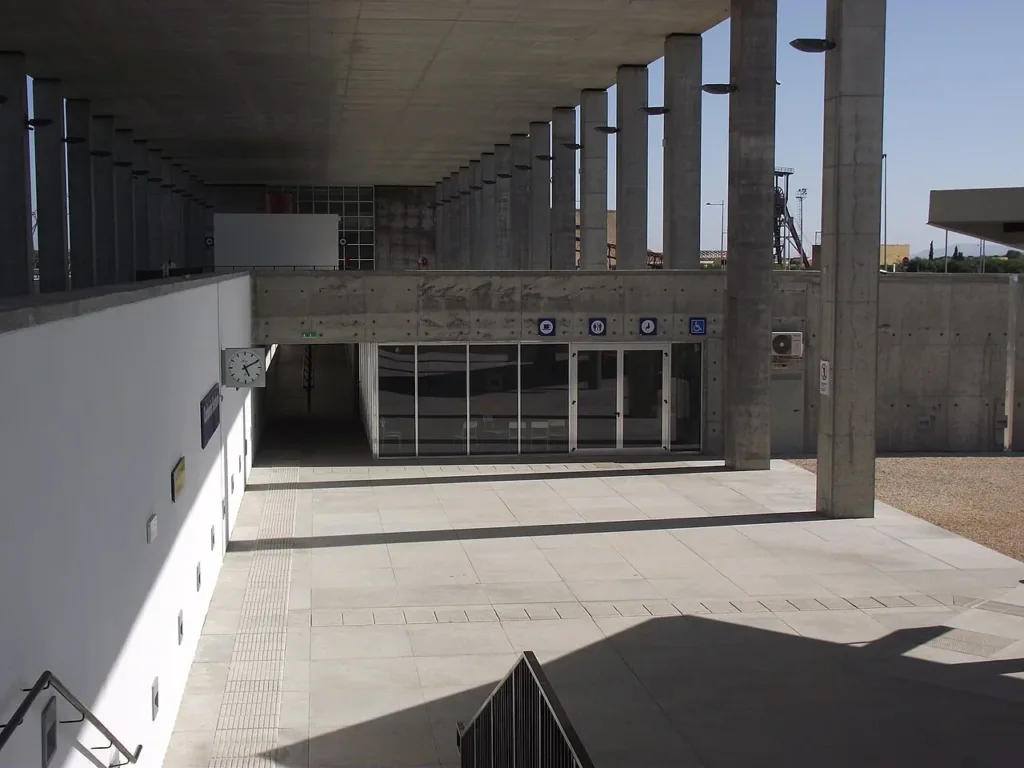 Scala e ingresso alla sala d’attesa ferroviaria di Carbonia Serbariu