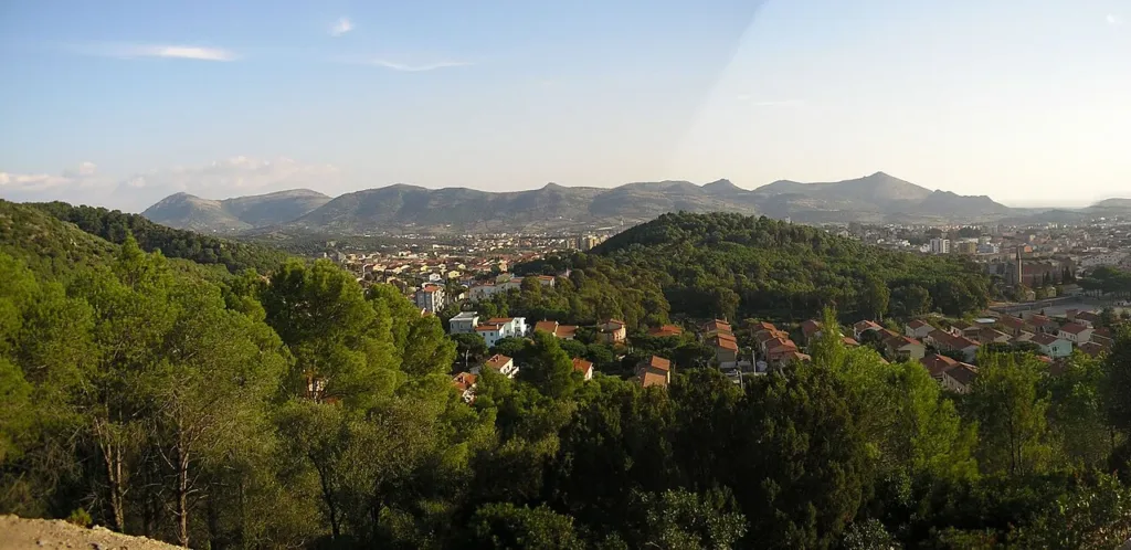 Panorama delle abitazioni di Carbonia fra vegetazione e colline