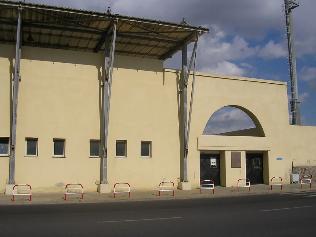 Ingresso ad arco e copertura della tribuna dello stadio di Carbonia