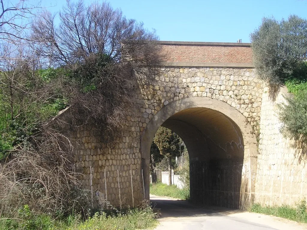 Ponte ferroviario in pietra con passaggio stradale ad arco presso Barbusi