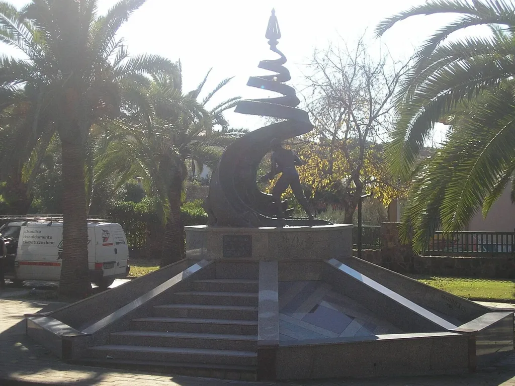 Profilo del Monumento al Minatore fra le palme di Carbonia
