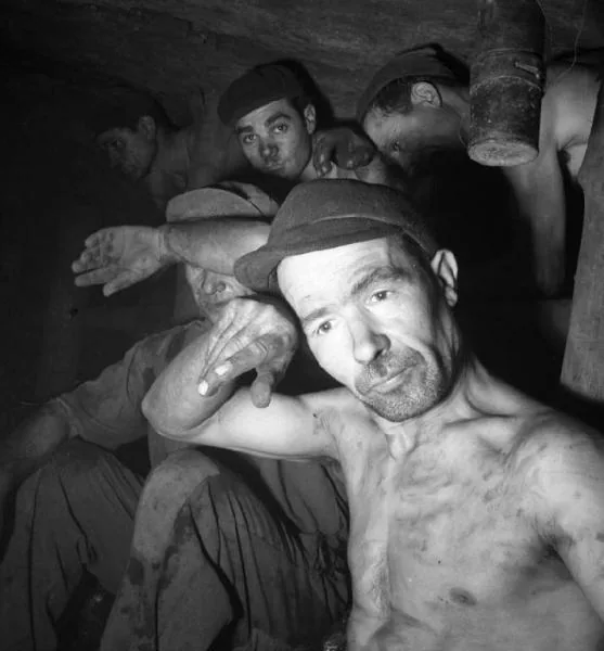 Ritratto in bianco e nero di un gruppo di minatori a Carbonia nel 1950