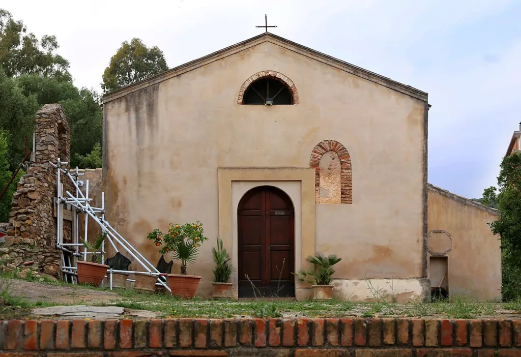 Facciata di Sant’Antonio Abate a Iglesias con portale e finestra tamponata