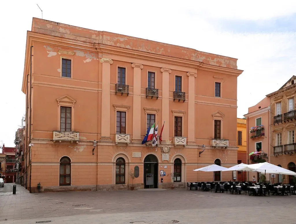 Finestre, balconi e lesene del Palazzo comunale visti dalla piazza