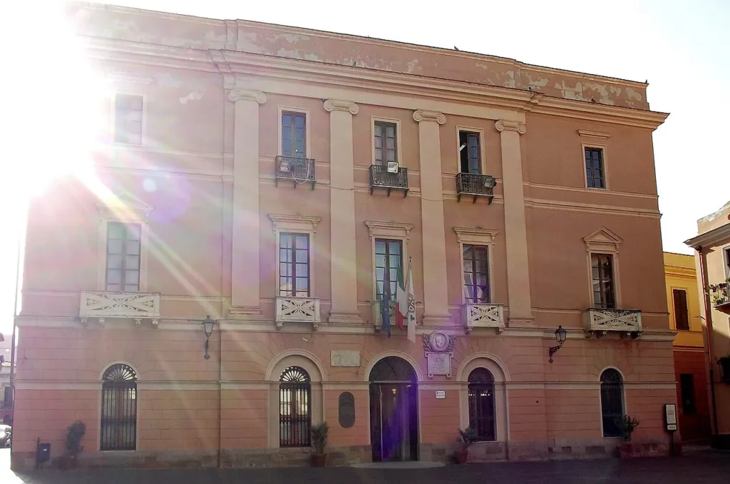 Palazzo municipale di Iglesias illuminato lateralmente dal sole