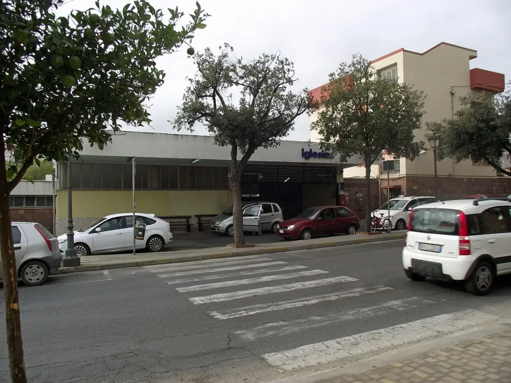 Ingresso della stazione di Iglesias e attraversamento pedonale