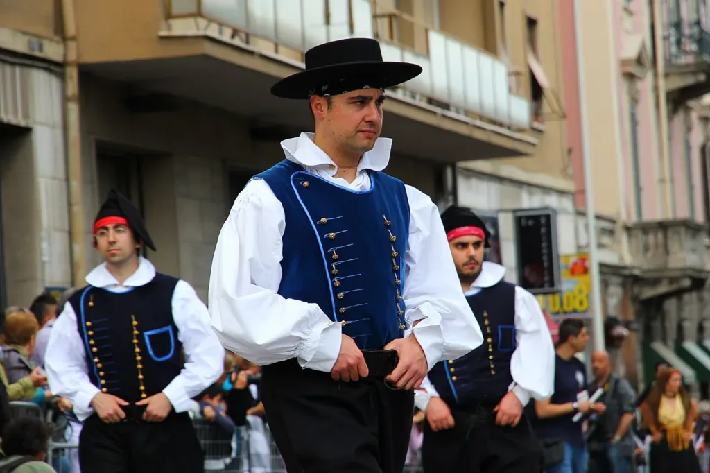 Corpetto blu, camicia bianca e cappello nell’abito maschile di Iglesias; Sassari, 2013.