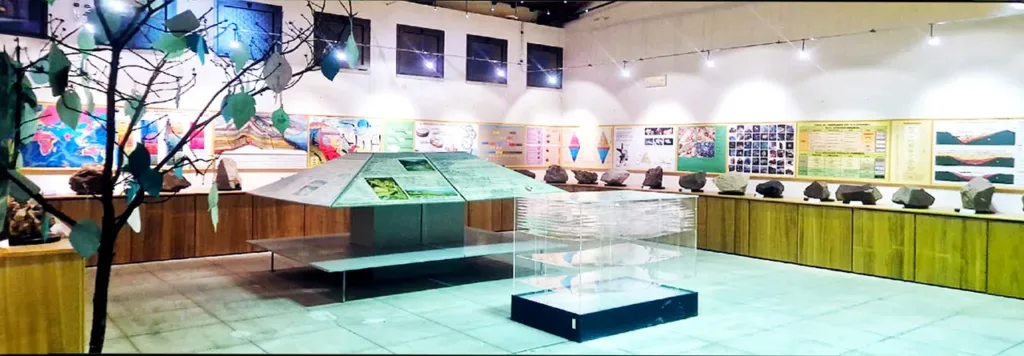 Allestimento interno del GeoPunto, con campioni di roccia e plastico della Sardegna, 2024.