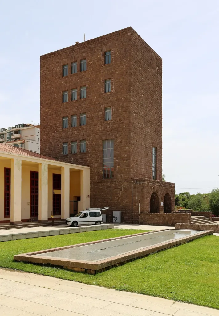 La Torre Civica vista dal giardino, con il balcone e le aperture laterali, 2019.