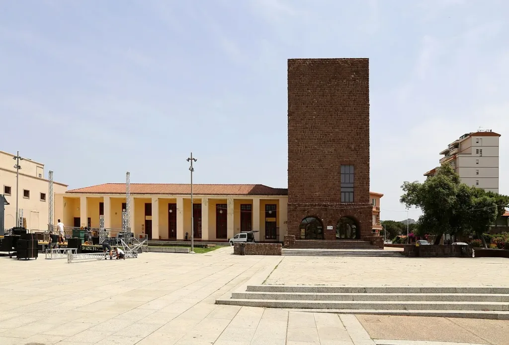 Il fronte della Torre Civica verso Piazza Roma e il porticato adiacente, 2019.