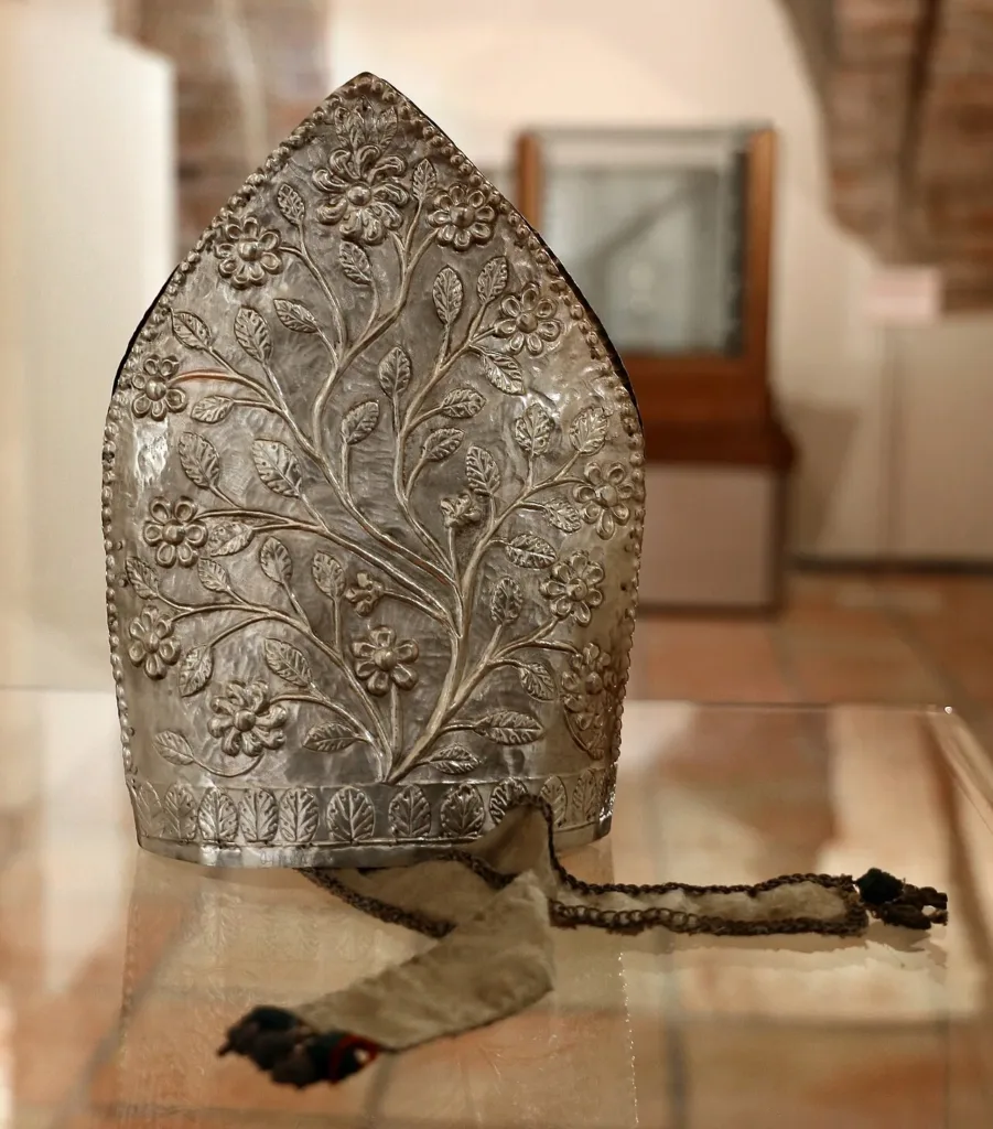Mitria per statua fotografata al Museo Diocesano nel giugno 2019; il catalogo della fotografia la attribuisce a bottega sarda, XVII–XVIII secolo.
