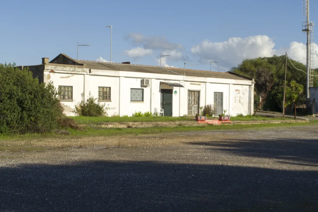 Edificio di servizio dell’ex stazione FMS di Carbonia, novembre 2021.