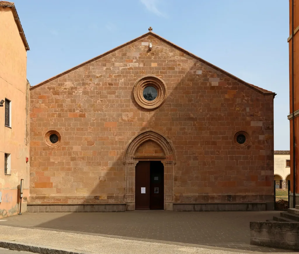 La facciata della chiesa di San Francesco identifica il complesso: non è la facciata del chiostro.