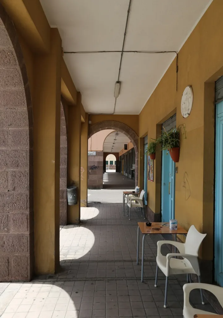 Il percorso coperto del porticato, documentato nella serie fotografica del Municipio.