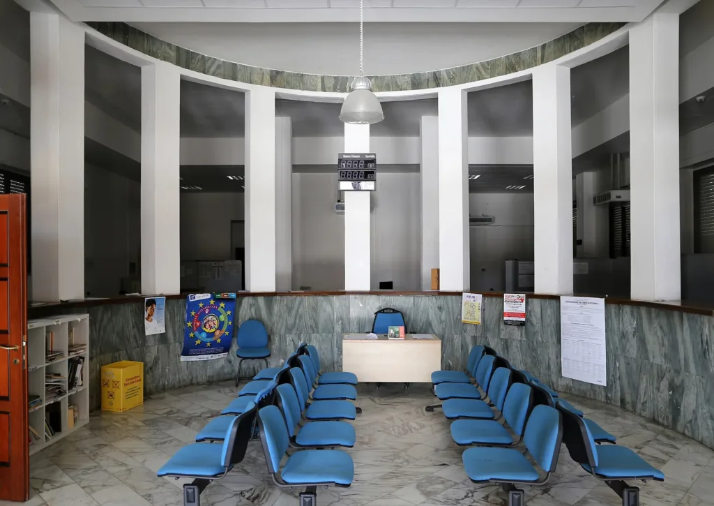 Un ambiente interno documentato nella serie fotografica del Municipio: l’immagine non attesta la disposizione attuale degli uffici.