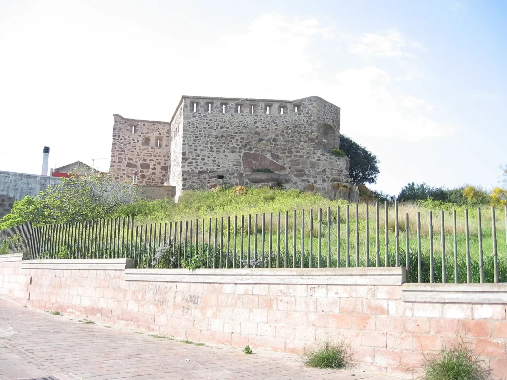Il forte e il terreno rialzato sul quale sorge.