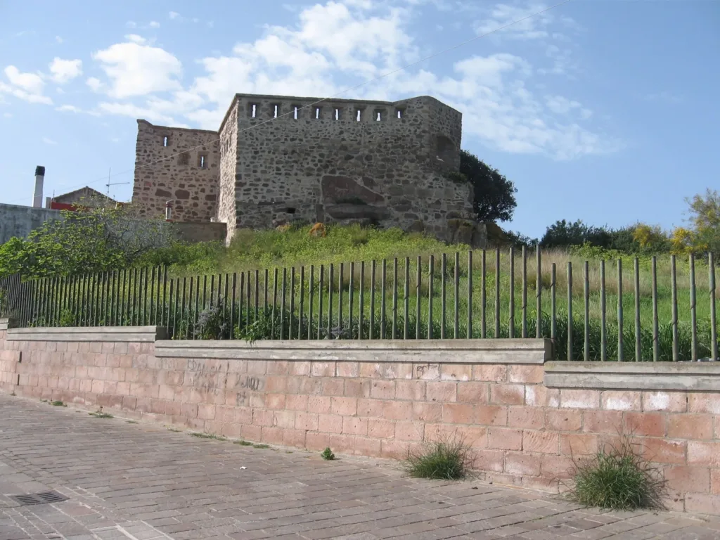 Veduta esterna del Forte Su Pisu e delle sue aperture superiori.