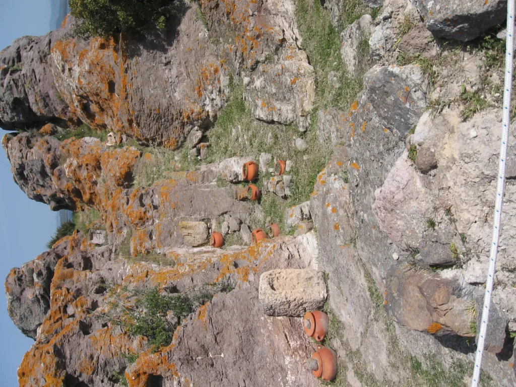 Recipienti ceramici visibili fra gli affioramenti rocciosi del tofet.